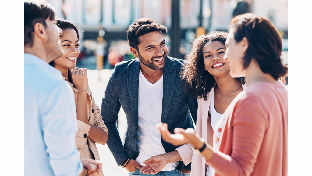 personas reunidas Mensajes de bienvenida para clientes WhatsApp