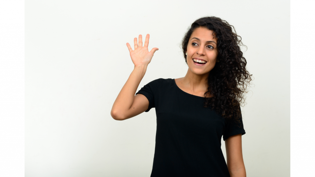 mujer saludando  ejemplos de saludos para clientes por WhatsApp